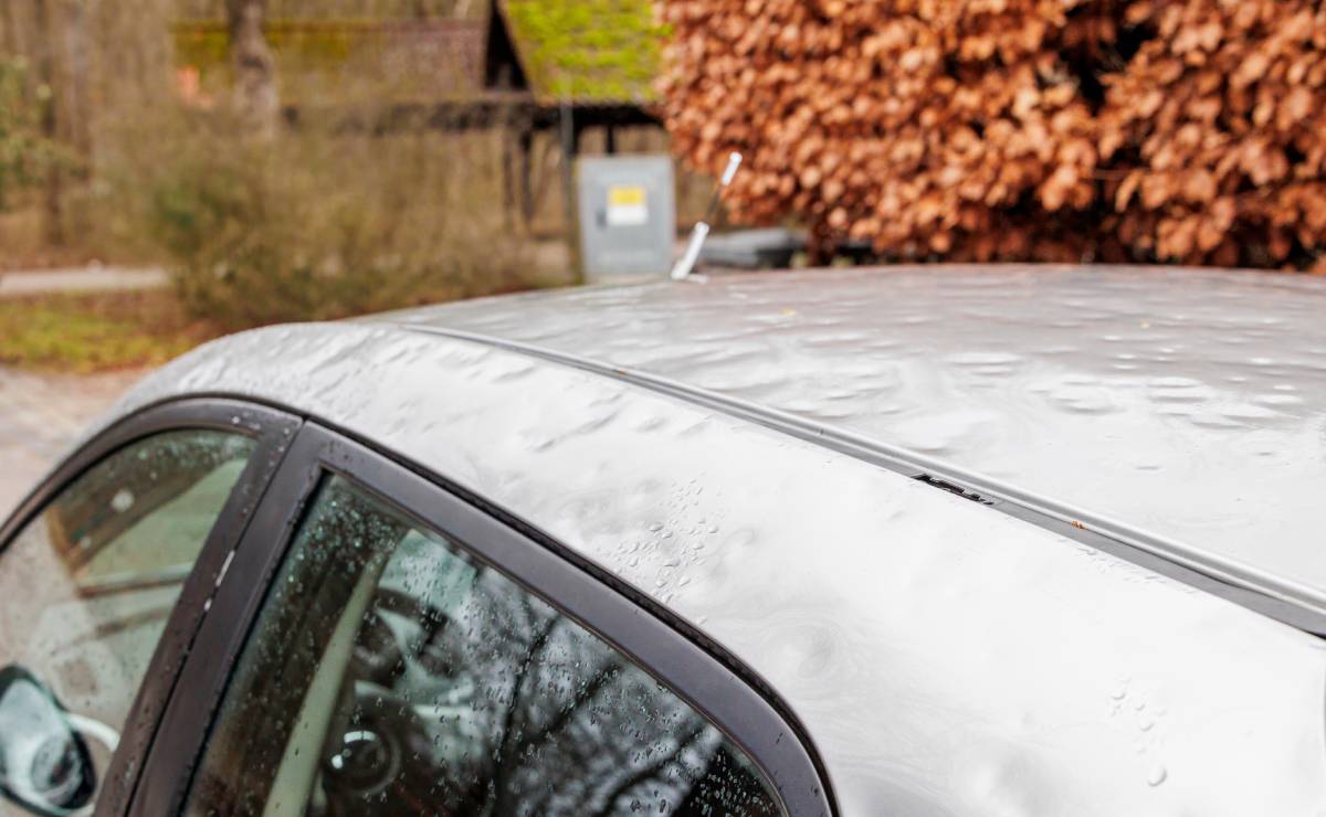 Techo de auto destruido por granizo
